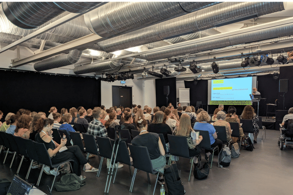 Menschen in einem Workshop-Raum